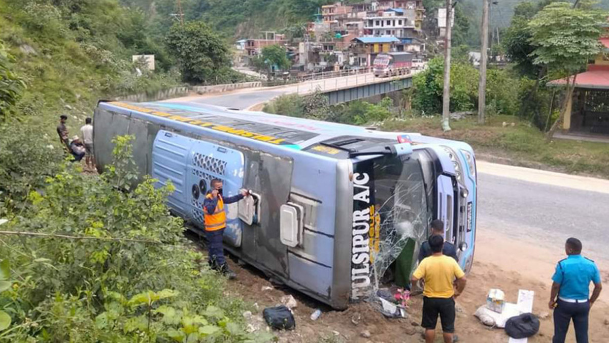 धादिङमा यात्रु बस दुर्घटना हुँदा २० जना घाइते, ३ जनाको अवस्था गम्भीर